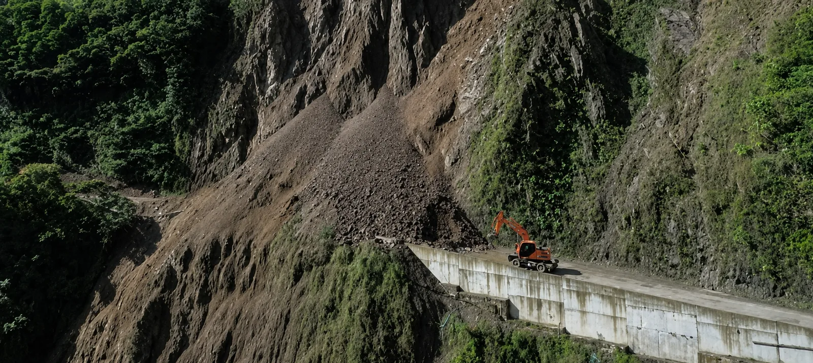 A road into Chocó, cut by a landslide off the hillside above it